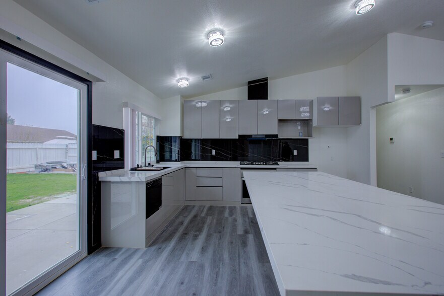 Building Photo - 9855 Douglas Ave