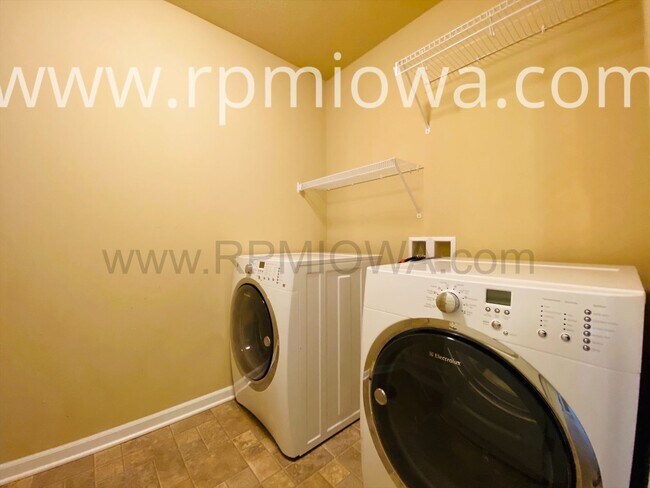 Building Photo - GREAT LOCATION!! 3 Bedroom, 2.5 Bath Townhome in West Des Moines