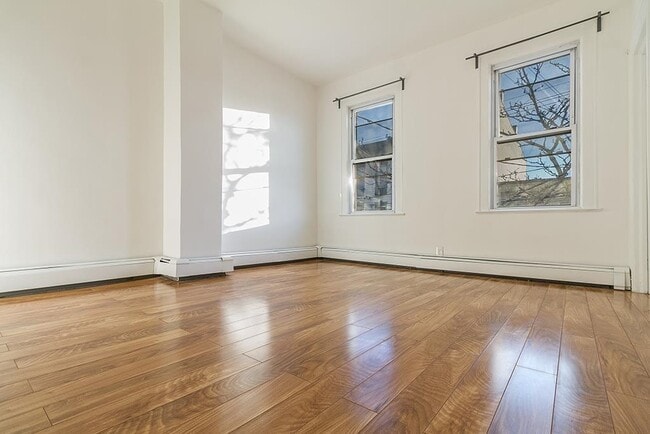 Building Photo - 412 2nd St