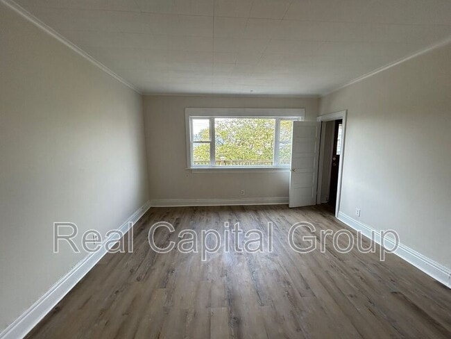 Building Photo - 305 Cable St