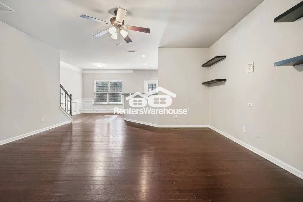 Building Photo - 570 Oakside Pl