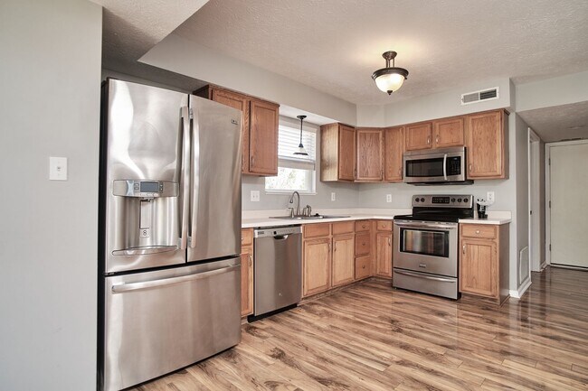 Building Photo - For Rent-4BDRM, 2.5BA Home in Ashwood
