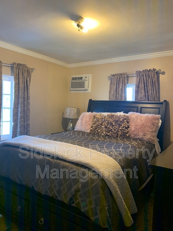 Building Photo - 4321 Beagle St