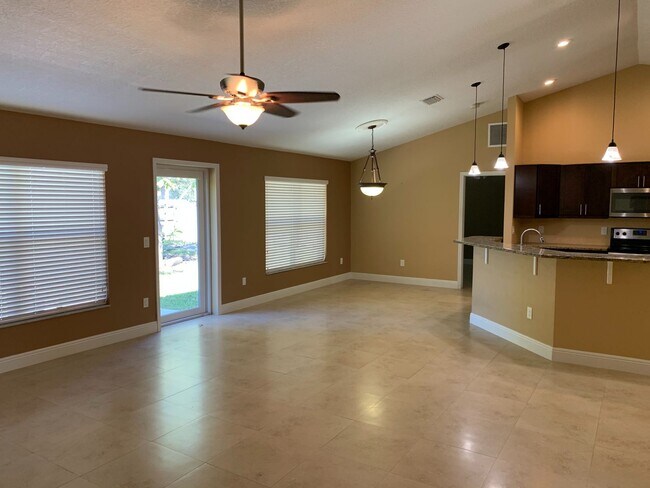 Building Photo - 4 Bedroom 2 bath CBS House with 2 car garage