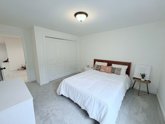Building Photo - 5290 N Pinecrest Ct