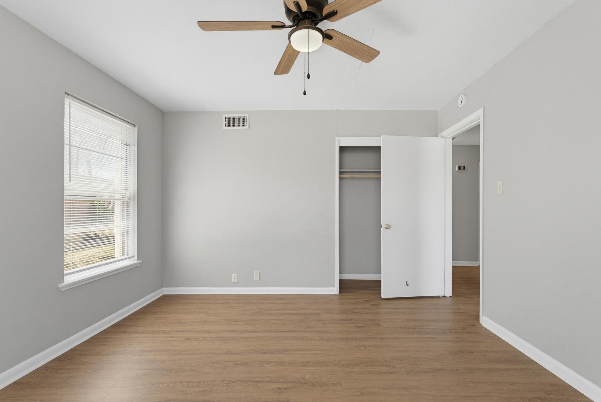 Building Photo - 618 S La Salle Dr