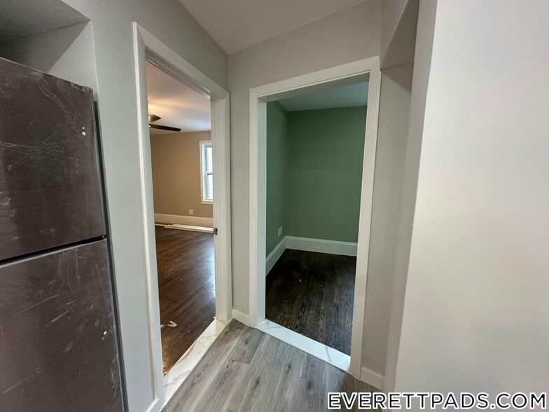 Building Photo - 13 Gladstone St