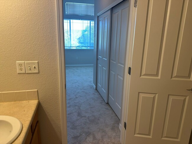Building Photo - Updated upper floor condo with great south...