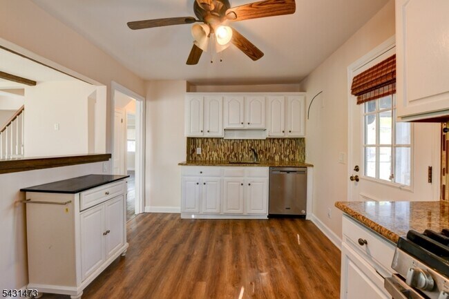 Building Photo - 72 Colonial Dr