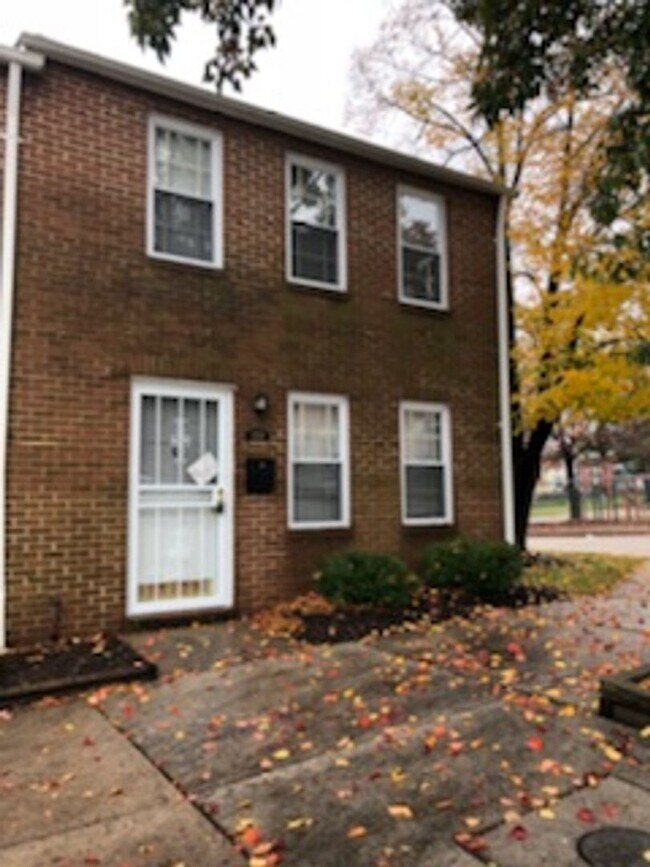 Building Photo - 1219 E Chase St