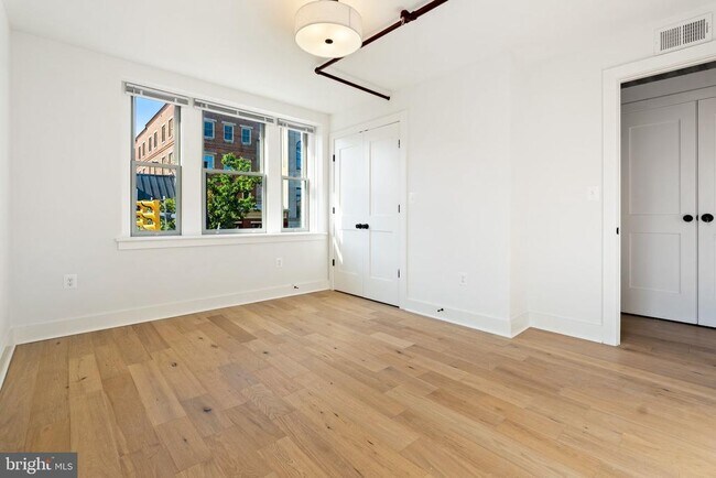 Building Photo - 901 King St