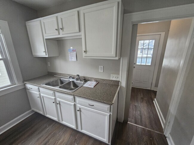 Building Photo - 931 Helmsdale Rd