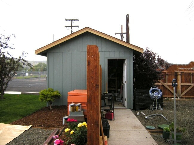 Building Photo - Townhome