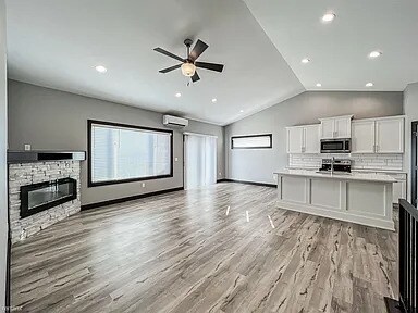 Building Photo - 1855 NE Little Beaver Dr