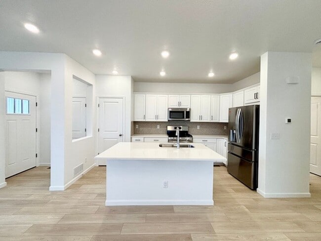 Building Photo - December FREE If Lease Starts By Nov. 15!!