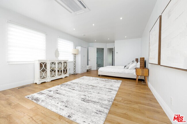 Building Photo - 1110 W Muirlands Dr