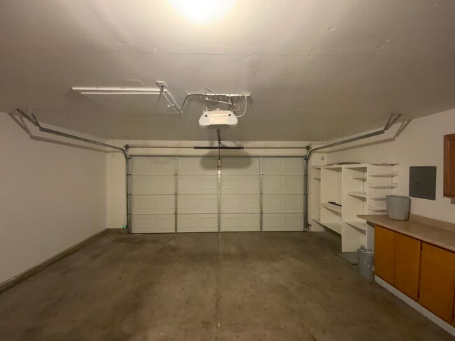 Building Photo - 3 Bedroom Single Story Home Available Near...