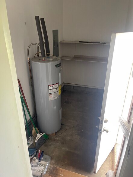 Building Photo - 1190 Rossview Rd