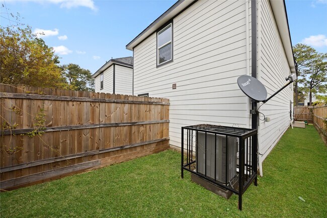 Building Photo - 7804 Crestview Dr