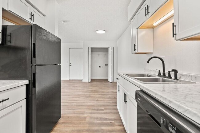 Building Photo - 3140 W Greenwood St