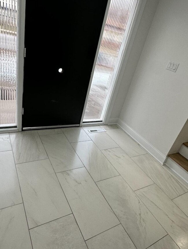 Building Photo - 8611 Lakewood Ave