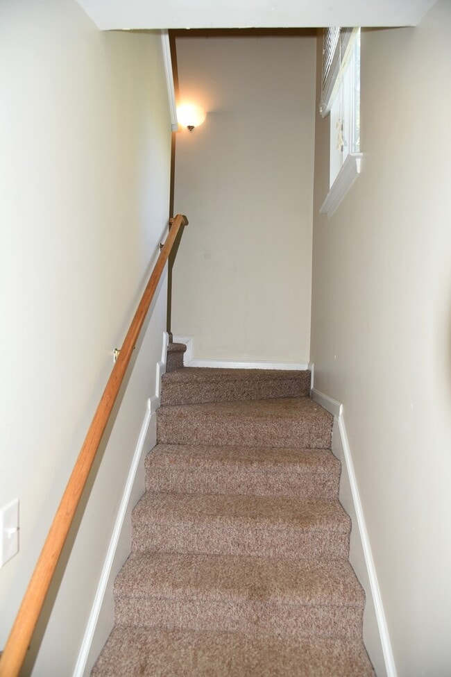 Building Photo - Cozy 4 bedroom home on Hickory Nut!