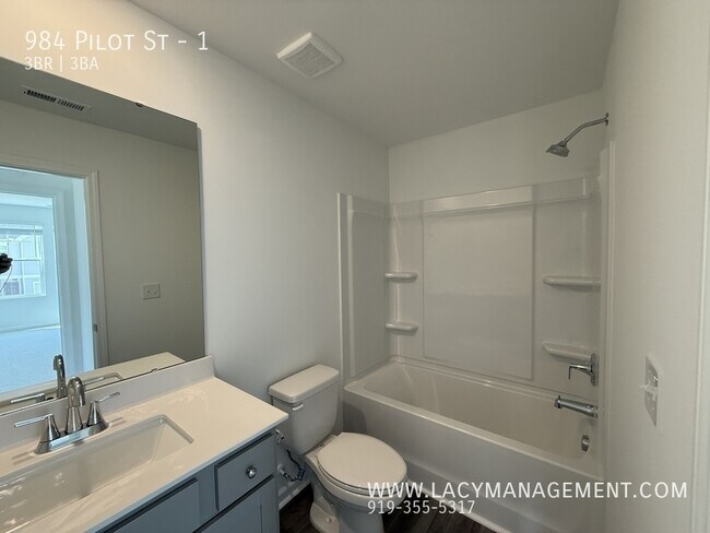 Building Photo - 984 Pilot St