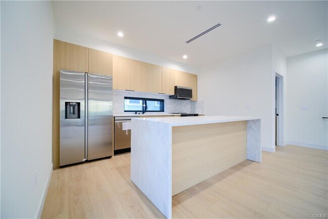 Building Photo - 616 N Mariposa Ave