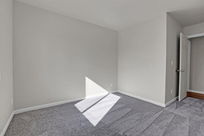 Building Photo - $2,150.00, 3 Bed, 2 bathroom located in De...