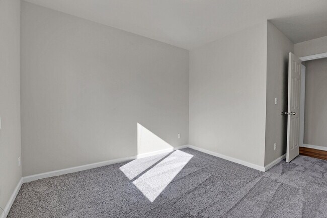 Building Photo - $2,350.00, 3 Bed, 2 bathroom located in De...