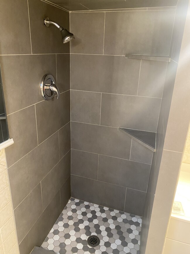 Building Photo - 819 E Hibiscus Ave