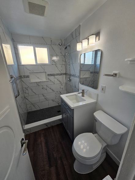 Building Photo - 1533 W 84th St