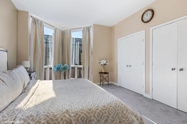 Building Photo - 1240 W Cottage Pl