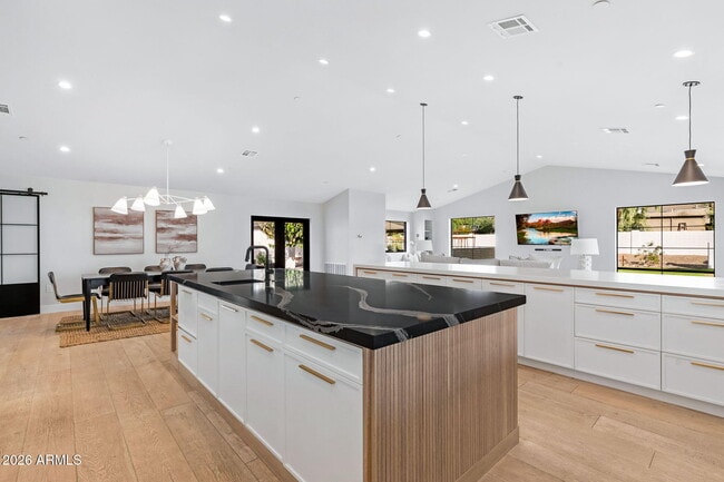 Building Photo - 3842 E San Miguel Ave