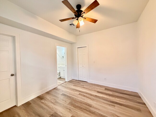 Building Photo - 1005 S Quincy Ave