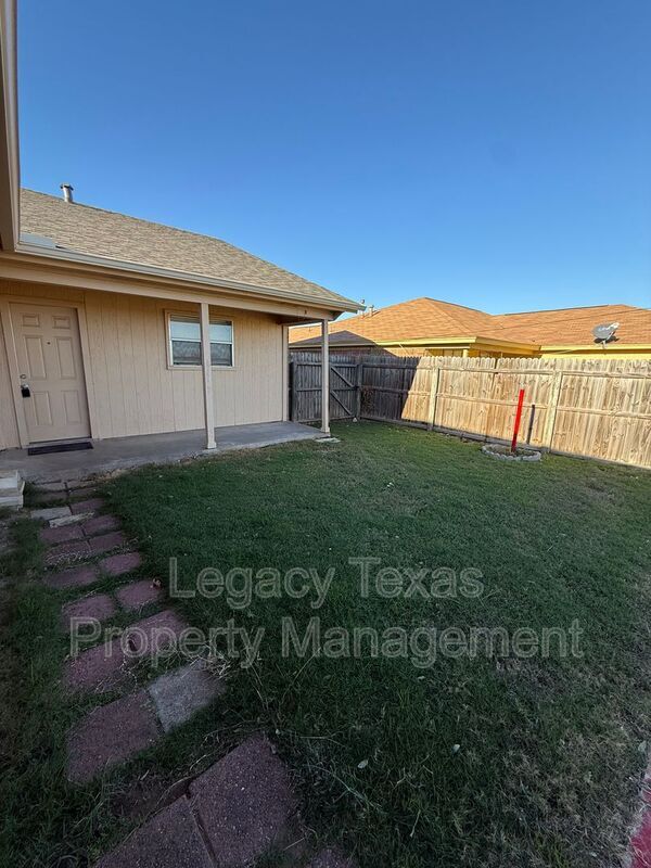 Building Photo - 1118 N Nolan River Rd