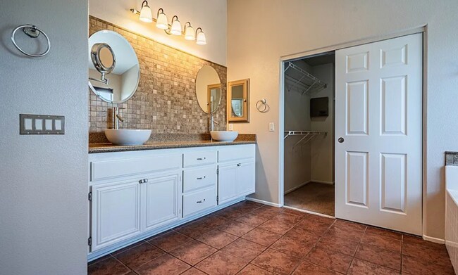 Building Photo - Gorgeous Four Bedroom Three Bathroom Home in Winchester