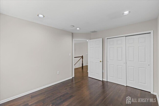 Building Photo - 302 Wellington Park Dr