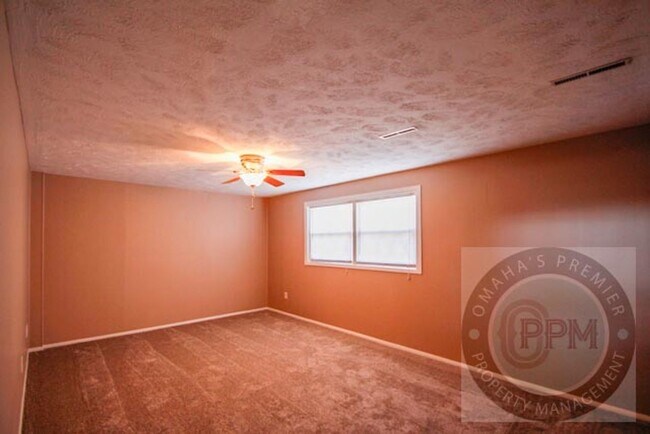 Building Photo - Charming 6 Bed 2 Bath Home Near the Offutt