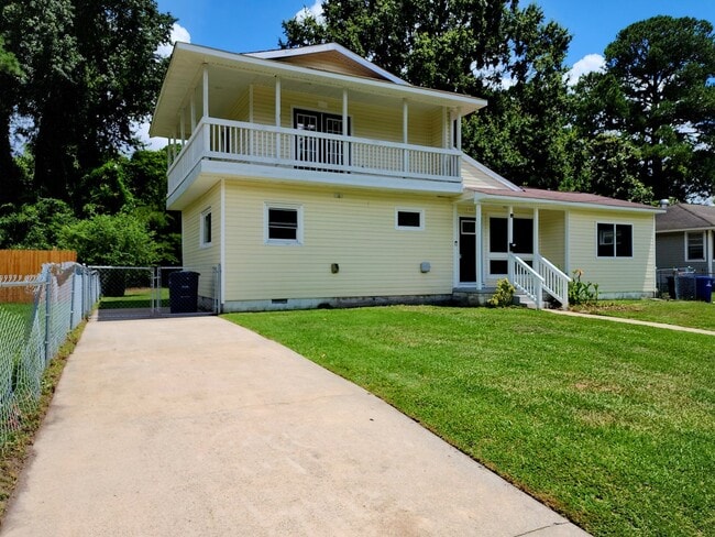 Building Photo - 607 New River Dr