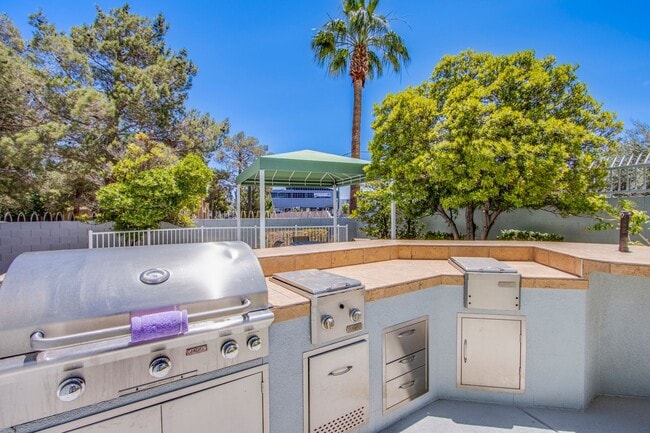 Building Photo - Absolutely stunning high rise loft at Metr...