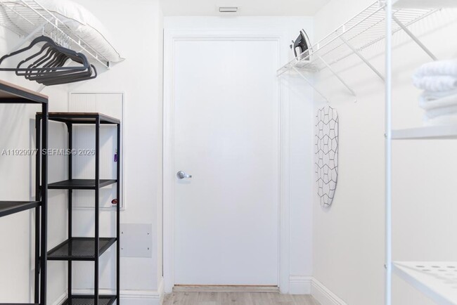 Building Photo - 1750 N Bayshore Dr