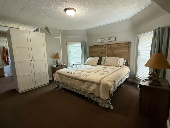 Building Photo - Charming Forest Lake View - Includes UTILITIES