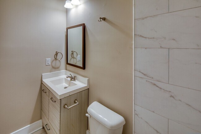 Building Photo - 2 Bed, 2 Bath Available Now!