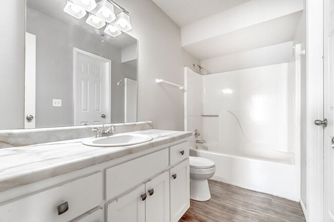 Building Photo - Newly Renovated Duplex! Rare!