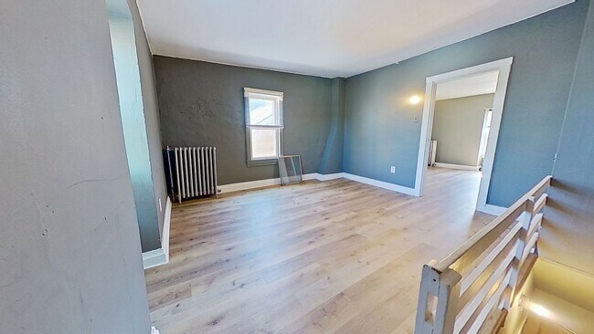 Building Photo - Spacious 3 Bedroom 2nd/3rd Floor Apartment in York City