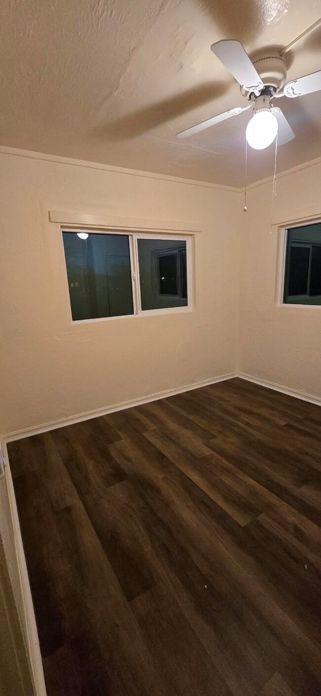 Building Photo - 405 W Oak St