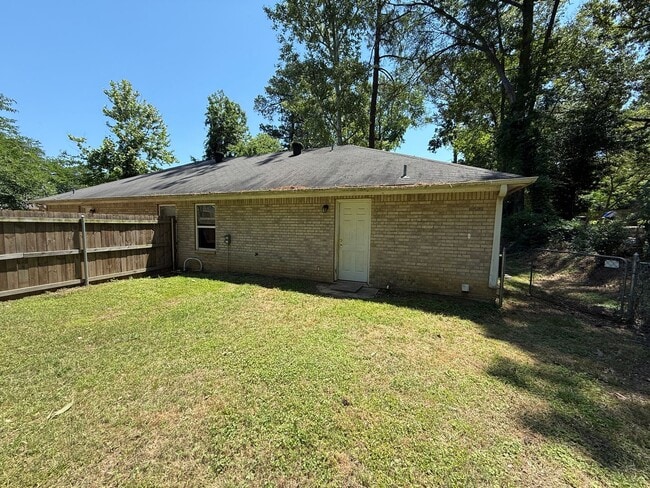 Building Photo - 2-bed/1-bath Duplex