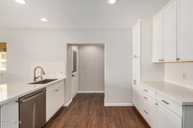 Building Photo - 4128 N 46th Pl