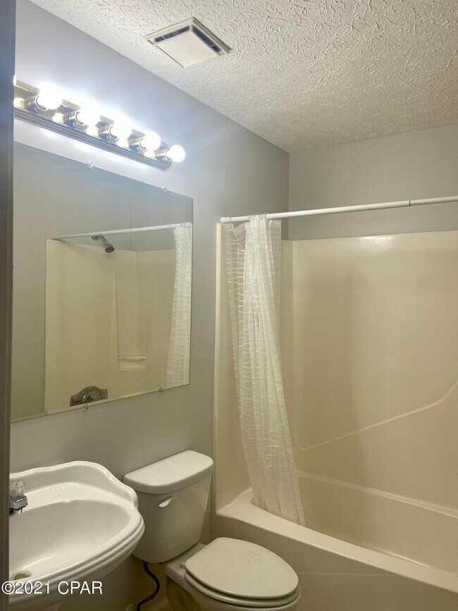 Building Photo - 2422 Johnson Dr